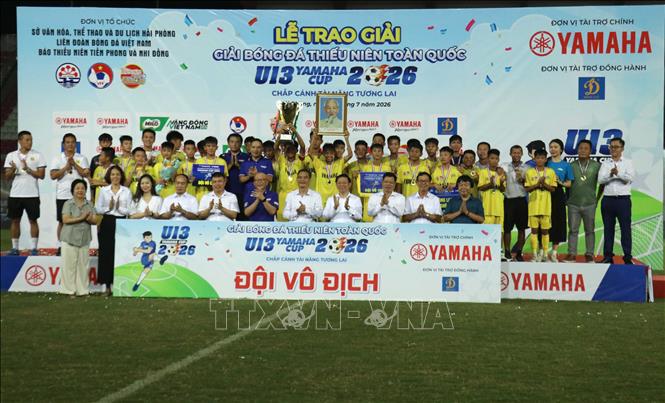 Đội Sông Lam Nghệ An xuất sắc giành cúp vô địch Giải Bóng đá thiếu niên (U13) toàn quốc Yamaha Cup 2026. Ảnh: Hoàng Ngọc – TTXVN 
