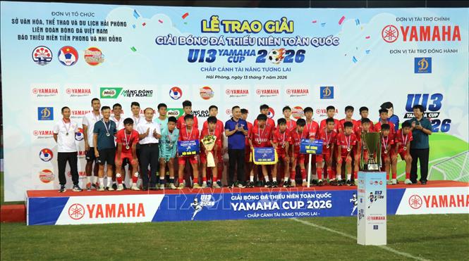 Đội tuyển U13 Thể Công Viettel nhận giải Nhì. Ảnh: Hoàng Ngọc – TTXVN 