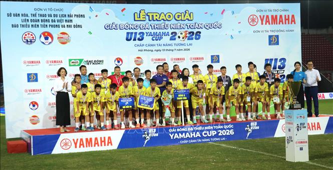 Đội tuyển U13 Đông Á Thanh Hóa nhận giải Ba. Ảnh: Hoàng Ngọc – TTXVN 
