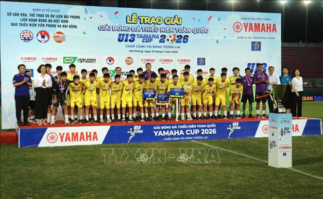 Đội tuyển U13 Hà Nội nhận giải Ba. Ảnh: Hoàng Ngọc – TTXVN 