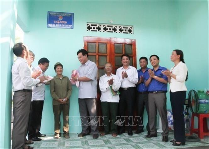 Huyện đoàn Nông Cống phối hợp với Đoàn khối Doanh nghiệp tỉnh Thanh Hóa bàn giao nhà nhân ái cho bà Nguyễn Thị Nhị (67 tuổi), thôn Hòa Trung, xã Công Chính, là cựu TNXP có hoàn cảnh đặc biệt khó khăn. Căn nhà cấp 4 với tổng kinh phí hơn 150 triệu đồng, trong đó do Bet88.Com Link Nhà Cái Bet88 BMXCT Uy Tín, bà con 2026 Bet88.com link không chặn, đoàn viên thanh niên đóng góp ngày công. Ảnh: Nguyễn Nam - TTXVN