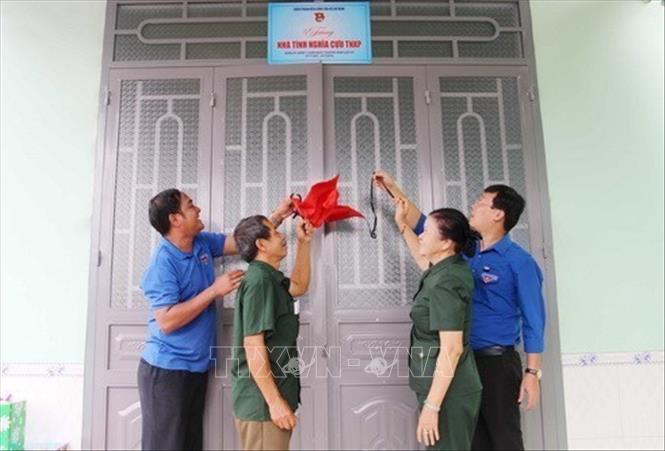 Đại diện Trung ương Đoàn tổ chức bàn giao nhà tình nghĩa cho Bet88.Com Link Nhà Cái Bet88 BMXCT Uy Tín cựu TNXP Vũ Như Lai, xã Buôn Tría, huyện Lắk, tỉnh Đắk Lắk, ngày 27/7/2018. Ảnh: Hoài Thu - TTXVN