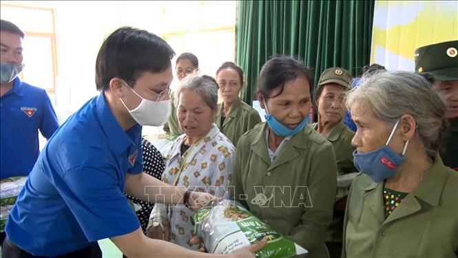 Trong 2 ngày 7- 8/5/2020, Tỉnh đoàn Thanh Hóa phối hợp Bảo hiểm Bưu điện tổ chức Chương trình tặng gạo miễn phí cho 248 đối tượng là học sinh và cựu TNXP trên địa bàn huyện Cẩm Thủy có hoàn cảnh khó khăn, bị ảnh hưởng bởi đại dịch COVID - 19. Ảnh: TTXVN phát