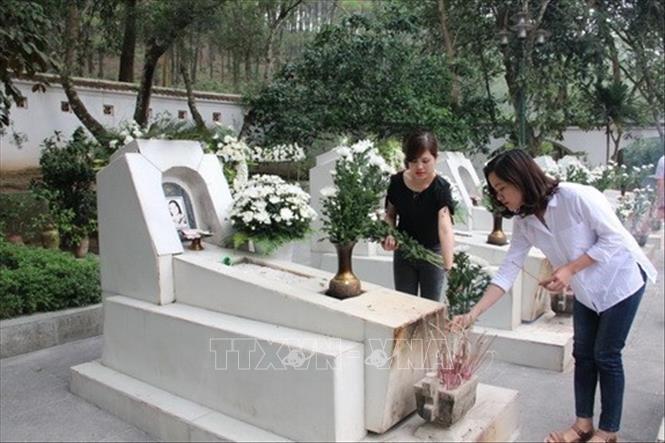 Nhân dân dâng hương tưởng niệm 10 nữ liệt sĩ TNXP tại Khu di tích Ngã ba Đồng Lộc, Hà Tĩnh. Ảnh: Hoàng Ngà - TTXVN