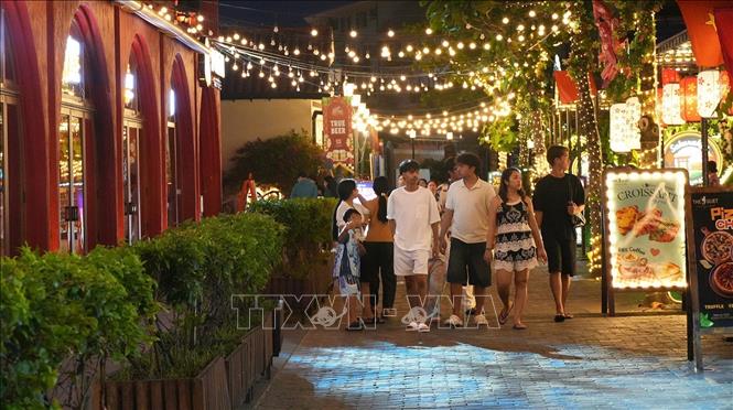 Tourists visit the Mediterranean-style architectural complex - Sunset Town, Phu Quoc Special Economic Zone (An Giang). VNA Photo: Lê Huy Hải 