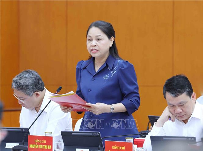 Đồng chí Nguyễn Thị Thu Hà, Uỷ viên Trung ương Đảng, Phó Chánh Văn phòng Thường trực Văn phòng Trung ương Đảng trình bày báo cáo tại hội nghị. Ảnh: Phương Hoa - TTXVN