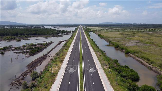 A road running through the Cai Mep Ha FTZ is under construction. VNA Photo: Đoàn Mạnh Dương 