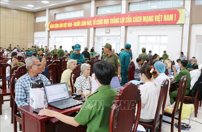 Ban tổ chức thu nhận mẫu ADN thân nhân liệt sĩ chưa xác định danh tính. Ảnh: Văn Sĩ - TTXVN