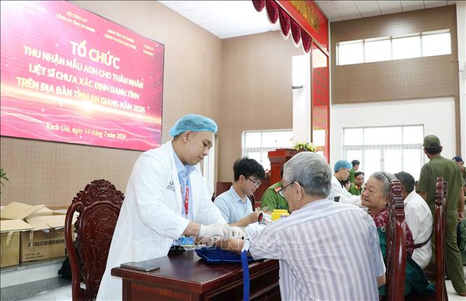 Ban tổ thức tiến hành thu nhận mẫu ADN các thân nhân liệt sĩ. Ảnh: Văn Sĩ - TTXVN