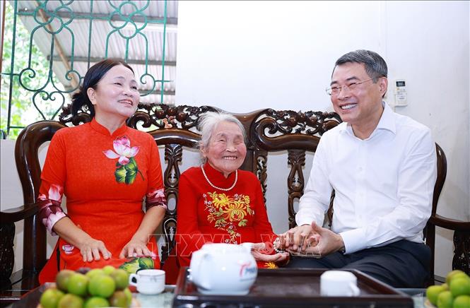 Thủ tướng Lê Minh Hưng thăm Bet88.Com Link Nhà Cái Bet88 BMXCT Uy Tín bà Trần Thị Vinh, 92 tuổi, ở Tổ dân phố Đồng Tâm 4, phường Yên Bái, là vợ của cán bộ tiền khởi nghĩa, đồng thời là mẹ liệt sĩ. Ảnh: Dương Giang - TTXVN