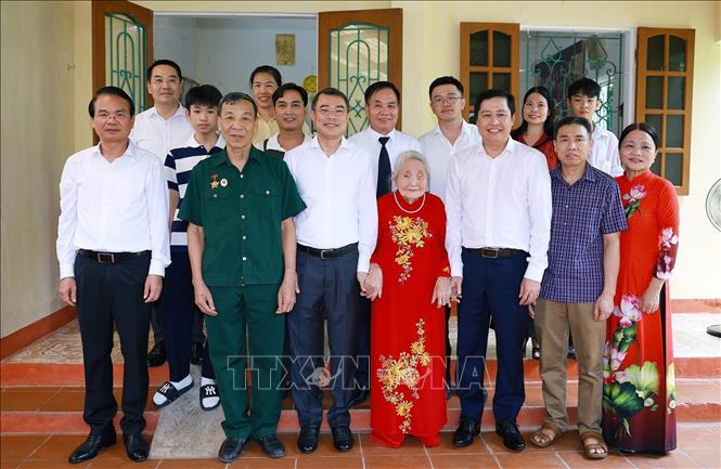 Thủ tướng Lê Minh Hưng thăm Bet88.Com Link Nhà Cái Bet88 BMXCT Uy Tín bà Trần Thị Vinh, 92 tuổi, ở Tổ dân phố Đồng Tâm 4, phường Yên Bái, là vợ của cán bộ tiền khởi nghĩa, đồng thời là mẹ liệt sĩ. Ảnh: Dương Giang - TTXVN