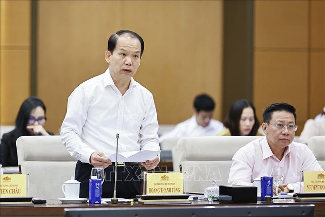 Bộ trưởng Bộ Tư pháp Hoàng Thanh Tùng thuyết trình về nội dung cơ bản của dự thảo. Ảnh: Doãn Tấn - TTXVN