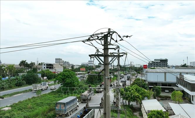 Sử dụng thiết bị Flycam vào kiểm tra đường dây hạ thế trong khu công nghiệp Yên Mỹ, tỉnh Hưng Yên. Ảnh: Vũ Sinh - TTXVN 
