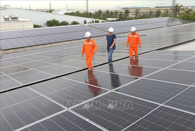 Điện lực Hưng Yên khuyến khích khách hàng lắp đặt hệ thống điện mặt trời, góp phần giảm áp lực cho hệ thống lưới điện mùa nắng nóng. Ảnh: Vũ Sinh - TTXVN 