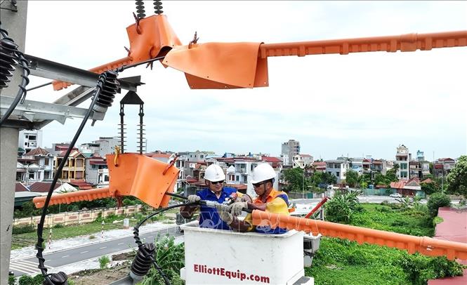 Ứng dụng công nghệ sửa chữa điện nóng (hotline) ở đường dây hạ thế phường Phố Hiến, tỉnh Hưng Yên. Ảnh: Vũ Sinh - TTXVN 