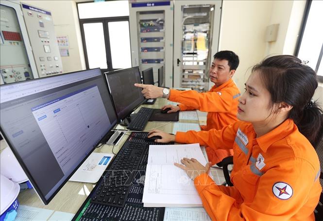 Ca trực vận hành cung ứng điện phục vụ khách hàng ở Trạm biến áp 110kV phường phố Hiến, tỉnh Hưng Yên. Ảnh: Vũ Sinh - TTXVN 
