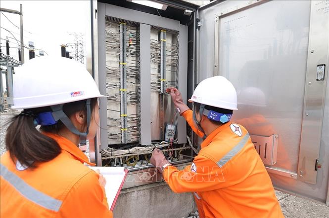 Ca trực vận hành cung ứng điện phục vụ khách hàng ở Trạm biến áp 110kV phường phố Hiến, tỉnh Hưng Yên. Ảnh: Vũ Sinh - TTXVN 