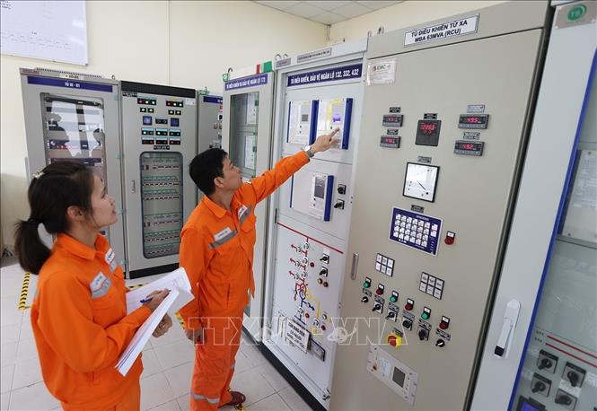Ca trực vận hành cung ứng điện phục vụ khách hàng ở Trạm biến áp 110kV phường Phố Hiến, tỉnh Hưng Yên. Ảnh: Vũ Sinh - TTXVN 