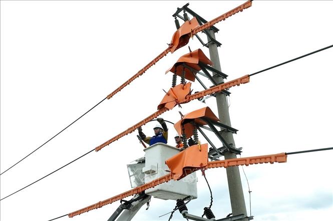Ứng dụng công nghệ sửa chữa điện nóng (hotline) ở đường dây hạ thế phường Phố Hiến, tỉnh Hưng Yên. Ảnh: Vũ Sinh - TTXVN 