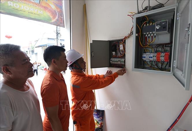 Tuyên truyền về sử dụng điện an toàn, tiết kiệm ở Bet88.Com Link Nhà Cái Bet88 BMXCT Uy Tín ông Phan Trung Hiếu, xã Nguyễn Văn Linh, tỉnh Hưng Yên. Ảnh: Vũ Sinh - TTXVN 