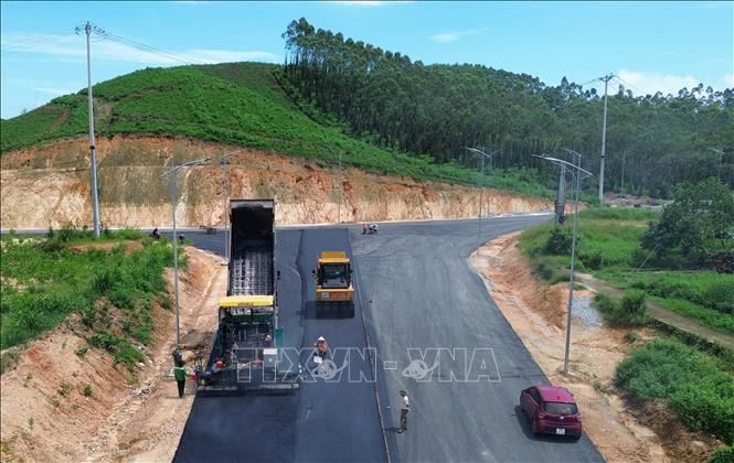 Nhiều vị trí mặt đường đã được thảm bê tông nhựa lớp 1, đảm bảo đủ điều kiện thảm bê tông nhựa lớp 2, tiến tới hoàn thành kết cấu mặt đường. Ảnh: Quốc Khánh - TTXVN