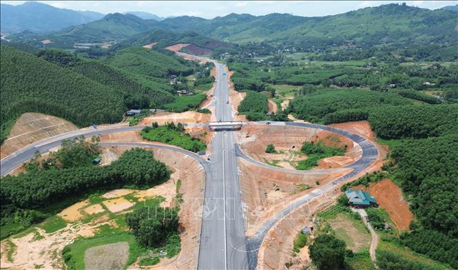 Cao tốc Tuyên Quang - Hà Giang dần hình thành thúc đẩy phát triển kinh tế liên vùng và thuận lợi cho người dân di chuyển. Ảnh: Quốc Khánh - TTXVN