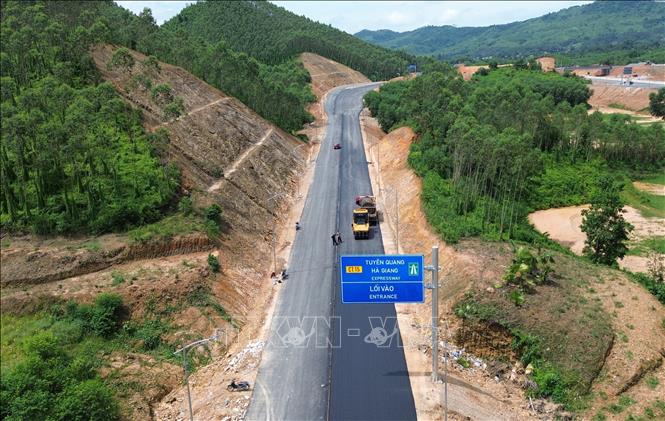 Một nút giao vào cao tốc Tuyên Quang - Hà Giang đang được nhà thầu thảm Asphal đáp ứng tiến độ toàn dự án. Ảnh: Quốc Khánh - TTXVN