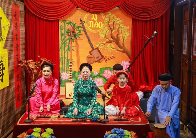 Biểu diễn nghệ thuật ca trù truyền thống tại chương trình. Ảnh: Khánh Hoà - TTXVN
