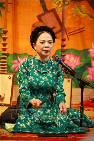 Nghệ nhân ưu tú Vân Mai biểu diễn tại chương trình. Ảnh: Khánh Hoà - TTXVN