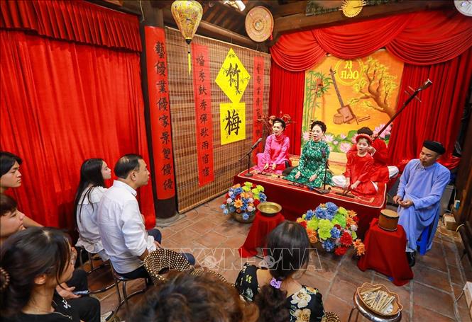Thông qua chương trình biểu diễn và talkshow chuyên đề, dự án không chỉ giới thiệu vẻ đẹp tinh tế của ca trù mà còn kể những câu chuyện về lịch sử, hành trình gìn giữ một loại hình nghệ thuật truyền thống từng trải qua nhiều thăng trầm. Ảnh: Khánh Hoà - TTXVN