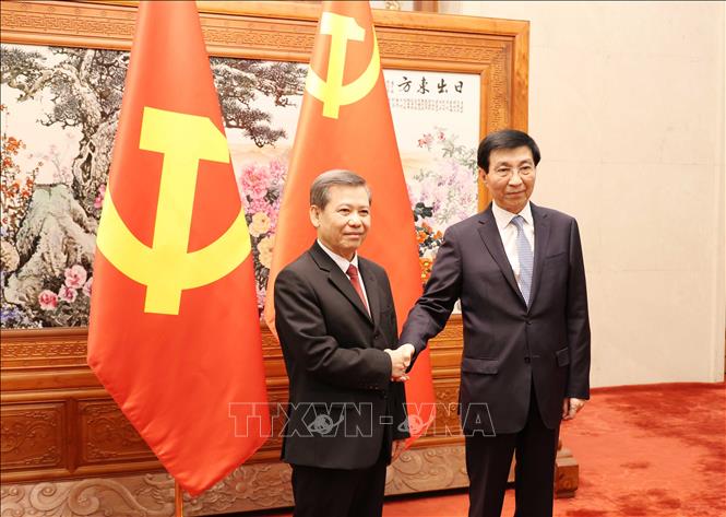 Đồng chí Lê Minh Trí (trái) và đồng chí Vương Hộ Ninh. Ảnh: Công Tuyên-PV TTXVN tại Trung Quốc