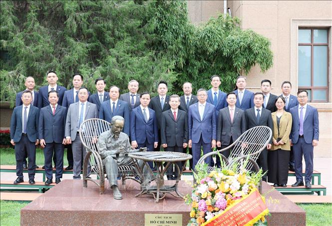 Đồng chí Lê Minh Trí và đoàn công tác dâng hương tại tượng đài Bác Hồ trong khuôn viên Đại sứ quán Việt Nam tại Trung Quốc. Ảnh: Công Tuyên-PV TTXVN tại Trung Quốc
