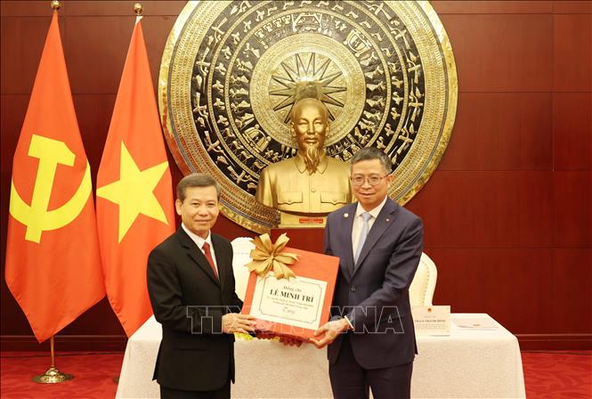 Đồng chí Lê Minh Trí tặng quà Đại sứ quán Việt Nam tại Trung Quốc. Ảnh: Công Tuyên-PV TTXVN tại Trung Quốc