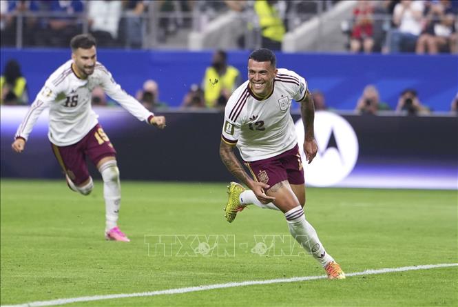 Hậu vệ Tây Ban Nha Pedro Porro (phải) ăn mừng sau khi ghi bàn nâng tỷ số lên 2-0 cho đội nhà trước tuyển Pháp. Ảnh: THX/TTXVN phát