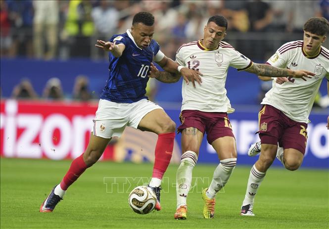 Tiền đạo Kylian Mbappe (trái) của Pháp nỗ lực kiểm soát bóng trước sự đeo bám của hậu vệ Tây Ban Nha Pedro Porro (giữa). Ảnh: THX/TTXVN phát