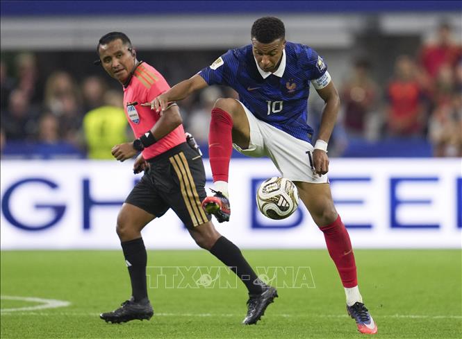 Tiền đạo Kylian Mbappe của Pháp nỗ lực khống chế bóng trong trận bán kết World Cup 2026 gặp Tây Ban Nha. Ảnh: THX/TTXVN phát