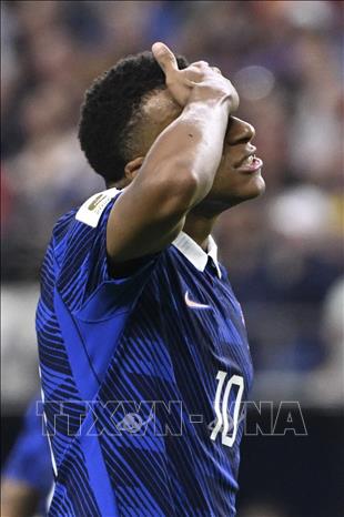 Kylian Mbappe tiếc nuối sau khi bỏ lỡ cơ hội ghi bàn vào lưới tuyển Tây Ban Nha. Ảnh: THX/TTXVN phát