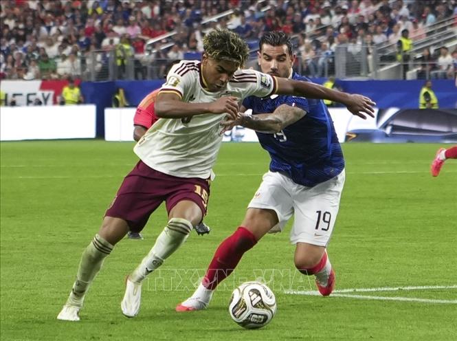 Lamine Yamal (trái) của Tây Ban Nha đối đầu hậu vệ Theo Hernandez của Pháp trong một pha tranh chấp quyết liệt ở hành lang cánh. Ảnh: THX/TTXVN phát