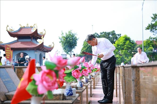 Thủ tướng Lê Minh Hưng thắp hương trên phần mộ liệt sĩ tại Nghĩa trang liệt sĩ tỉnh Lạng Sơn. Ảnh: Dương Giang - TTXVN

