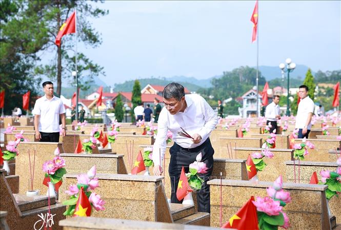 Thủ tướng Lê Minh Hưng thắp hương trên phần mộ liệt sĩ tại Nghĩa trang liệt sĩ tỉnh Lạng Sơn. Ảnh: Dương Giang - TTXVN

