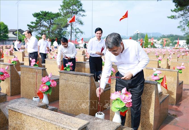 Thủ tướng Lê Minh Hưng thắp hương trên phần mộ liệt sĩ tại Nghĩa trang liệt sĩ tỉnh Lạng Sơn. Ảnh: Dương Giang - TTXVN
