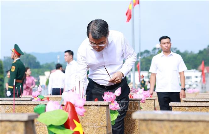 Thủ tướng Lê Minh Hưng thắp hương trên phần mộ liệt sĩ tại Nghĩa trang liệt sĩ tỉnh Lạng Sơn. Ảnh: Dương Giang - TTXVN
