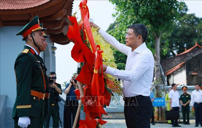 Thủ tướng Lê Minh Hưng dâng hoa tại Nghĩa trang liệt sĩ tỉnh Lạng Sơn. Ảnh: Dương Giang - TTXVN
