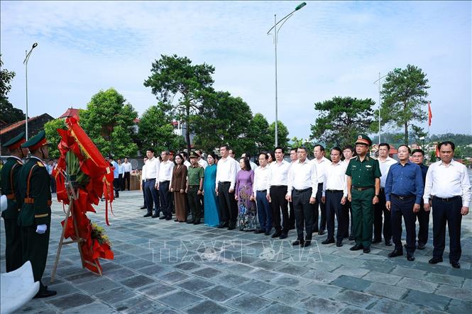 Thủ tướng Lê Minh Hưng và thành viên đoàn công tác dâng hoa tưởng niệm tại Nghĩa trang liệt sĩ tỉnh Lạng Sơn. Ảnh: Dương Giang - TTXVN
