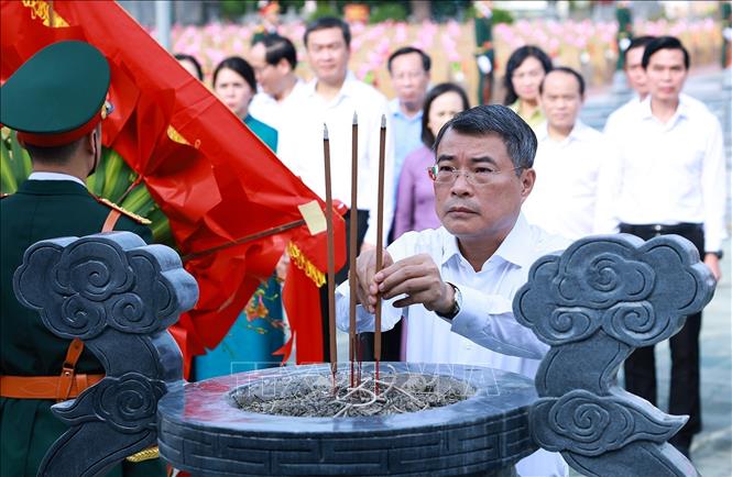 Thủ tướng Lê Minh Hưng dâng hương, dâng hoa tại Nghĩa trang liệt sĩ tỉnh Lạng Sơn. Ảnh: Dương Giang - TTXVN
