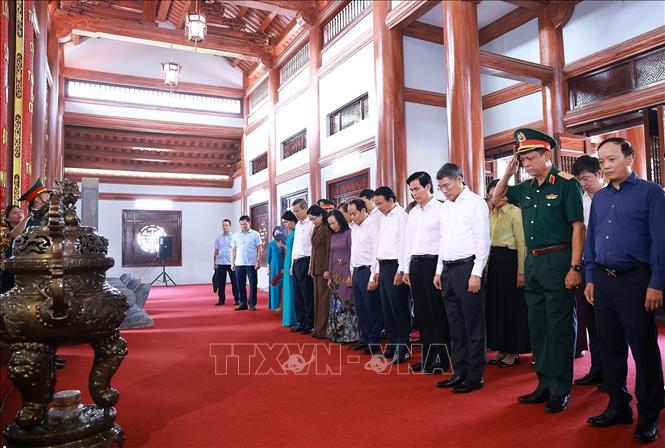 Thủ tướng Lê Minh Hưng và thành viên đoàn công tác tưởng niệm các Anh hùng liệt sĩ tỉnh Lạng Sơn. Ảnh: Dương Giang - TTXVN