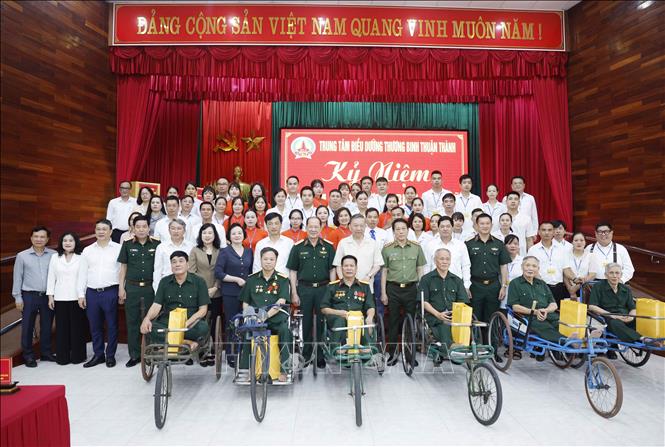 Bet8801234.com cá cược độc quyền, Chủ tịch nước Tô Lâm và đại biểu với cán bộ và thương binh, bệnh binh tại Trung tâm Điều dưỡng thương binh Thuận Thành. Ảnh: Thống Nhất – TTXVN