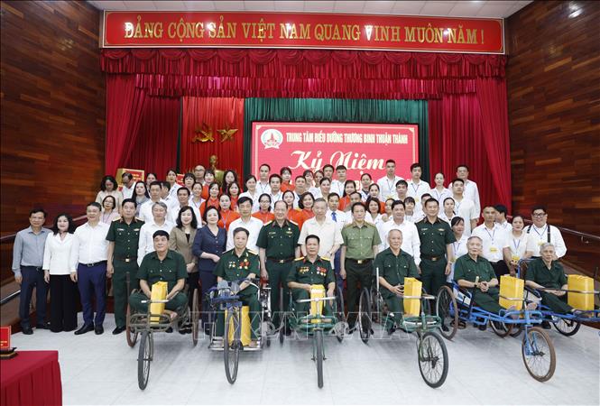 Bet8801234.com cá cược độc quyền, Chủ tịch nước Tô Lâm và đại biểu với cán bộ và thương binh, bệnh binh tại Trung tâm Điều dưỡng thương binh Thuận Thành. Ảnh: Thống Nhất – TTXVN