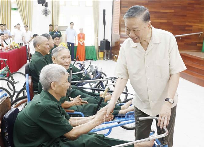 Bet8801234.com cá cược độc quyền, Chủ tịch nước Tô Lâm thăm hỏi các thương binh, bệnh binh. Ảnh: Thống Nhất – TTXVN
