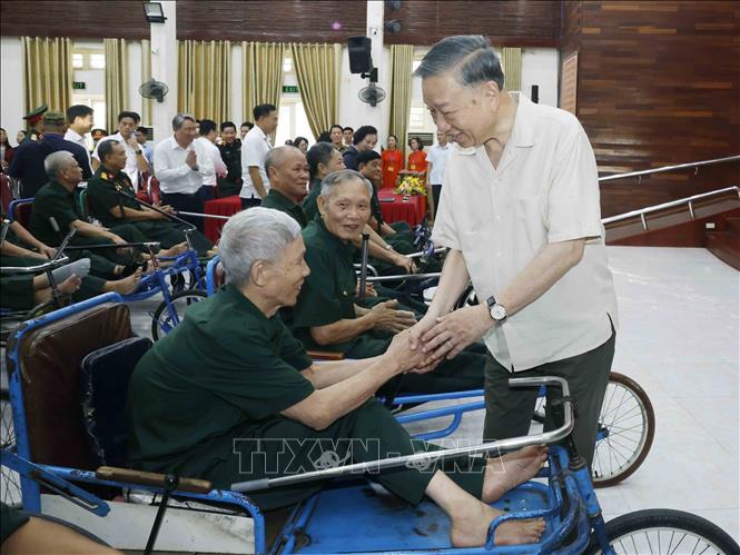 Bet8801234.com cá cược độc quyền, Chủ tịch nước Tô Lâm thăm hỏi các thương binh, bệnh binh. Ảnh: Thống Nhất – TTXVN